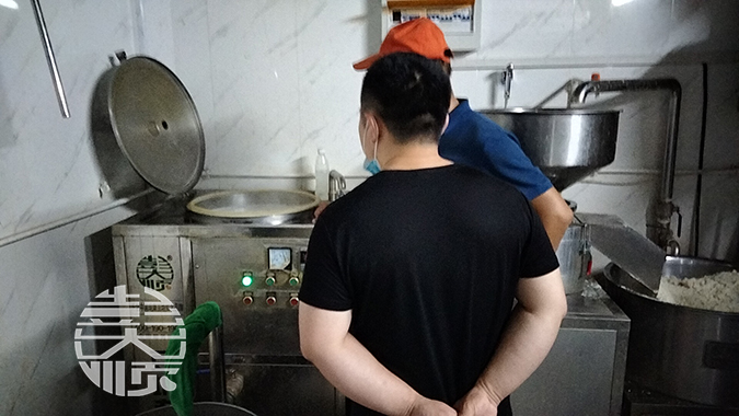 用小型豆腐機生產豆腐現場