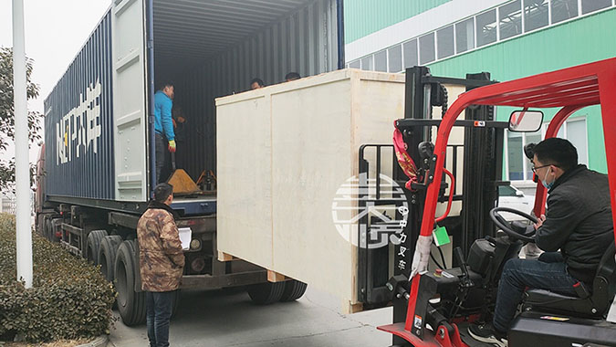 俄羅斯豆腐機(jī)生產(chǎn)線設(shè)備裝車現(xiàn)場(chǎng)