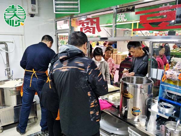 彭大順現(xiàn)磨豆腐坊開業(yè)銷售火爆現(xiàn)場