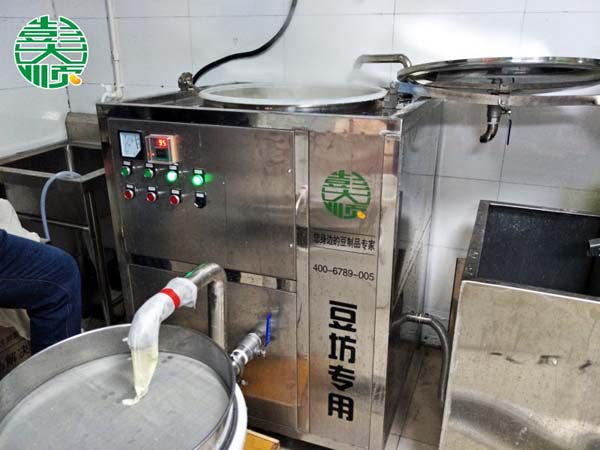 彭大順現(xiàn)磨豆腐坊透明化生產(chǎn)，現(xiàn)做現(xiàn)賣