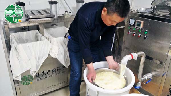 彭大順現(xiàn)磨豆腐坊透明化生產(chǎn)，現(xiàn)做現(xiàn)賣