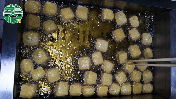 彭大順現(xiàn)磨豆腐坊制作豆腐泡