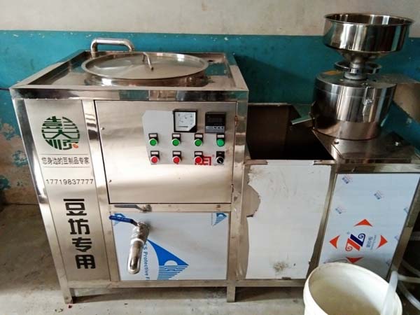 彭大順技術(shù)員上門安裝豆腐機(jī)和豆皮機(jī)