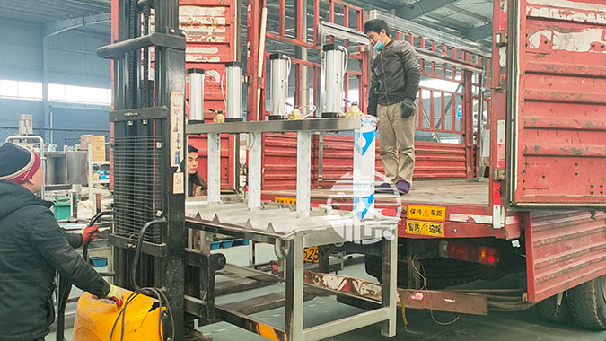 河南南陽豆腐機設備裝車現(xiàn)場